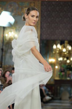 Madrid 'deki Santa Isabel Sarayı' nda Madrid Moda Haftası 'nda Atıcı Tasarım gelin podyumu sırasında Carmen Alba' nın eserlerini sergiliyor. 8 Ekim 2024 İspanya
