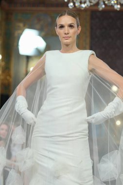 Madrid 'deki Santa Isabel Sarayı' nda Madrid Moda Haftası 'nda Atıcı Tasarım gelin podyumu sırasında Carmen Alba' nın eserlerini sergiliyor. 8 Ekim 2024 İspanya