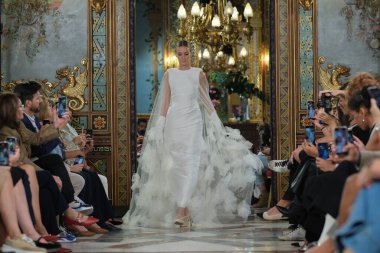 Madrid 'deki Santa Isabel Sarayı' nda Madrid Moda Haftası 'nda Atıcı Tasarım gelin podyumu sırasında Carmen Alba' nın eserlerini sergiliyor. 8 Ekim 2024 İspanya