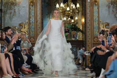 Madrid 'deki Santa Isabel Sarayı' nda Madrid Moda Haftası 'nda Atıcı Tasarım gelin podyumu sırasında Carmen Alba' nın eserlerini sergiliyor. 8 Ekim 2024 İspanya