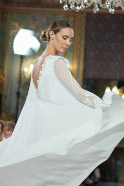 Madrid 'deki Santa Isabel Sarayı' nda Madrid Moda Haftası 'nda Atıcı Tasarım gelin podyumu sırasında Carmen Alba' nın eserlerini sergiliyor. 8 Ekim 2024 İspanya
