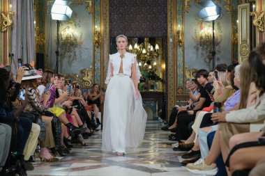 Madrid 'deki Santa Isabel Sarayı' nda Madrid Moda Haftası içinde Atılier Couture gelin podyumu sırasında Maria Diezma 'nın eserlerini sergiliyor. 8 Ekim 2024 İspanya