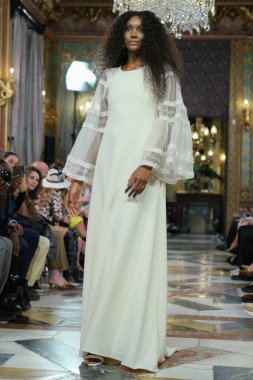 Madrid 'deki Santa Isabel Sarayı' nda Madrid Moda Haftası içinde Atılier Couture gelin podyumu sırasında Maria Diezma 'nın eserlerini sergiliyor. 8 Ekim 2024 İspanya