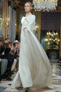 Madrid 'deki Santa Isabel Sarayı' nda Madrid Moda Haftası içinde Atılier Couture gelin podyumu sırasında Maria Diezma 'nın eserlerini sergiliyor. 8 Ekim 2024 İspanya
