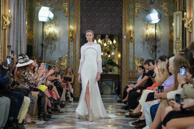 Madrid 'deki Santa Isabel Sarayı' nda Madrid Moda Haftası içinde Atılier Couture gelin podyumu sırasında Maria Diezma 'nın eserlerini sergiliyor. 8 Ekim 2024 İspanya