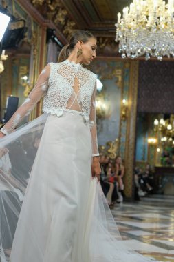 Madrid 'deki Santa Isabel Sarayı' nda Madrid Moda Haftası içinde Atılier Couture gelin podyumu sırasında Maria Diezma 'nın eserlerini sergiliyor. 8 Ekim 2024 İspanya