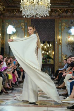 Madrid 'deki Santa Isabel Sarayı' nda Madrid Moda Haftası içinde Atılier Couture gelin podyumu sırasında Maria Diezma 'nın eserlerini sergiliyor. 8 Ekim 2024 İspanya