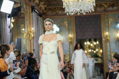 Madrid 'deki Santa Isabel Sarayı' nda Madrid Moda Haftası içinde Atılier Couture gelin podyumu sırasında Maria Diezma 'nın eserlerini sergiliyor. 8 Ekim 2024 İspanya