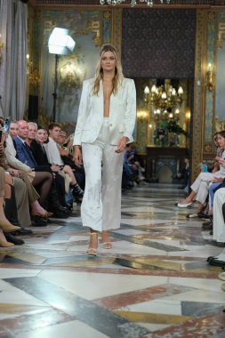 Madrid 'deki Santa Isabel Sarayı' nda Madrid Moda Haftası 'nda Atılier Couture gelin podyumu sırasında Elena Navarro' nun eserlerini sergiliyor. 8 Ekim 2024 İspanya