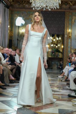 Madrid 'deki Santa Isabel Sarayı' nda Madrid Moda Haftası 'nda Atılier Couture gelin podyumu sırasında Elena Navarro' nun eserlerini sergiliyor. 8 Ekim 2024 İspanya