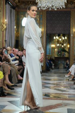 Madrid 'deki Santa Isabel Sarayı' nda Madrid Moda Haftası 'nda Atılier Couture gelin podyumu sırasında Elena Navarro' nun eserlerini sergiliyor. 8 Ekim 2024 İspanya