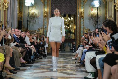 Madrid 'deki Santa Isabel Sarayı' nda Madrid Moda Haftası 'nda Atılier Couture gelin podyumu sırasında Elena Navarro' nun eserlerini sergiliyor. 8 Ekim 2024 İspanya