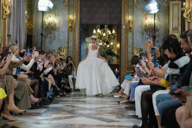 Madrid 'deki Santa Isabel Sarayı' nda Madrid Moda Haftası 'nda Atılier Couture gelin podyumu sırasında Elena Navarro' nun eserlerini sergiliyor. 8 Ekim 2024 İspanya