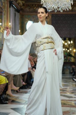 Madrid 'deki Santa Isabel Sarayı' nda Madrid Moda Haftası 'nda Atılier Couture gelin podyumu sırasında Elena Navarro' nun eserlerini sergiliyor. 8 Ekim 2024 İspanya