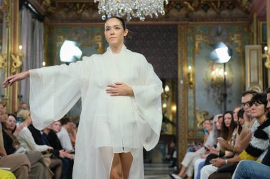 Madrid 'deki Santa Isabel Sarayı' nda Madrid Moda Haftası 'nda Atılier Couture gelin podyumu sırasında Elena Navarro' nun eserlerini sergiliyor. 8 Ekim 2024 İspanya