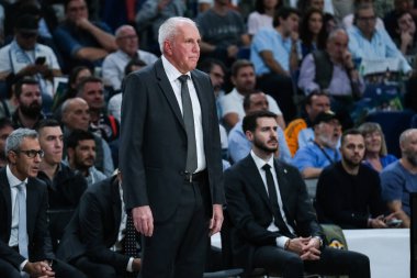  Partizan Mozzart Bet Belgrad takımından Zeljko Obradoviç, Real Madrid ile Partizan Belgrad arasında oynanan EuroLeague karşılaşmasında 10 Ekim 2024 tarihinde İspanya 'nın başkenti Madrid' de oynanan WiZink Center 'da görülüyor.