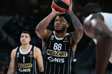 Real Madrid ile Partizan Belgrad arasında oynanan EuroLeague karşılaşmasında Partizan Mozzart Bet Belgrad takımından Tyrique Jones, 10 Ekim 2024 tarihinde İspanya 'nın başkenti Madrid' de WiZink Center 'da oynanmıştır.