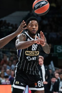 Real Madrid ile Partizan Belgrad arasında oynanan EuroLeague karşılaşmasında Partizan Mozzart Bet Belgrad takımından Tyrique Jones, 10 Ekim 2024 tarihinde İspanya 'nın başkenti Madrid' de WiZink Center 'da oynanmıştır.