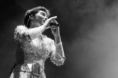 Şarkıcı Aye Alfonso, 11 Ekim 2024 'te İspanya' nın Puerta del Sol kentindeki Hispanik Heritage konserinde sahne aldı.