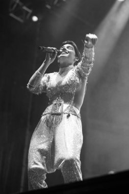 Şarkıcı Aye Alfonso, 11 Ekim 2024 'te İspanya' nın Puerta del Sol kentindeki Hispanik Heritage konserinde sahne aldı.