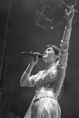 Şarkıcı Aye Alfonso, 11 Ekim 2024 'te İspanya' nın Puerta del Sol kentindeki Hispanik Heritage konserinde sahne aldı.