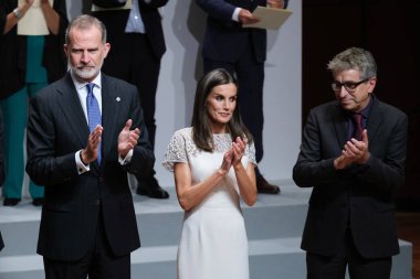 İspanya Kralı VI. Felipe ve İspanya Kraliçesi Letizia, 10 Ekim 2024 tarihinde İspanya 'nın Madrid kentinde bulunan Reina Sofia Müzesi' nde düzenlenen '2022 ve 2023 Ulusal Kültür Ödülleri' ne katıldılar.. 