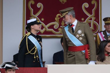 İspanya Veliaht Prensesi Leonor ve İspanya Kralı VI. Felipe 12 Ekim 2024 tarihinde İspanya 'nın Madrid kentinde düzenlenen Ulusal Gün Askeri Yürüyüşüne katıldılar.