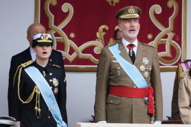 İspanya Veliaht Prensesi Leonor ve İspanya Kralı VI. Felipe 12 Ekim 2024 tarihinde İspanya 'nın Madrid kentinde düzenlenen Ulusal Gün Askeri Yürüyüşüne katıldılar.