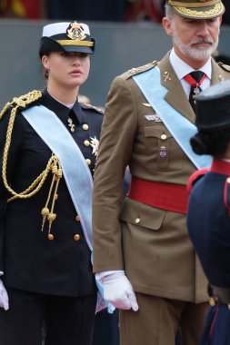 İspanya Veliaht Prensesi Leonor ve İspanya Kralı VI. Felipe 12 Ekim 2024 tarihinde İspanya 'nın Madrid kentinde düzenlenen Ulusal Gün Askeri Yürüyüşüne katıldılar.