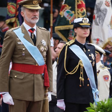 İspanya Veliaht Prensesi Leonor ve İspanya Kralı VI. Felipe 12 Ekim 2024 tarihinde İspanya 'nın Madrid kentinde düzenlenen Ulusal Gün Askeri Yürüyüşüne katıldılar.