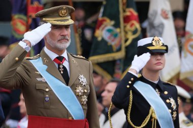 İspanya Veliaht Prensesi Leonor ve İspanya Kralı VI. Felipe 12 Ekim 2024 tarihinde İspanya 'nın Madrid kentinde düzenlenen Ulusal Gün Askeri Yürüyüşüne katıldılar.