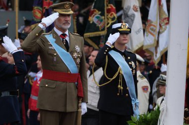 İspanya Veliaht Prensesi Leonor ve İspanya Kralı VI. Felipe 12 Ekim 2024 tarihinde İspanya 'nın Madrid kentinde düzenlenen Ulusal Gün Askeri Yürüyüşüne katıldılar.