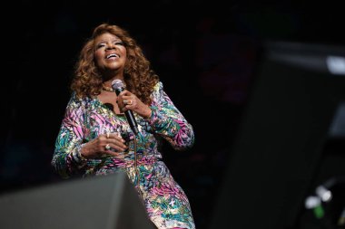 Şarkıcı Gloria Gaynor, 12 Ekim 2024 tarihinde İspanya 'nın Madrid şehrinde düzenlenen Never Can Say Goodbye turnesi sırasında konser verdi.