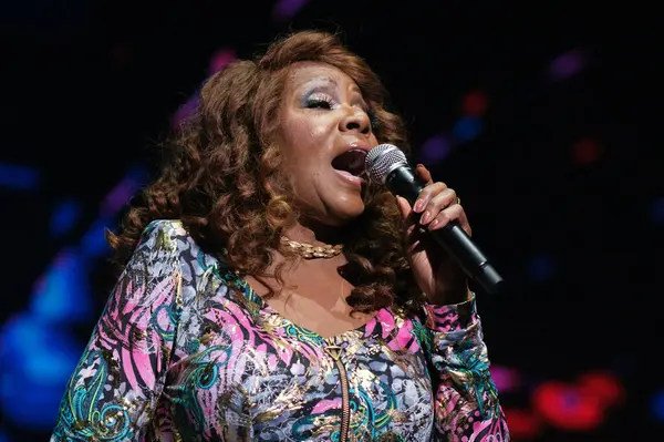 Şarkıcı Gloria Gaynor, 12 Ekim 2024 tarihinde İspanya 'nın Madrid şehrinde düzenlenen Never Can Say Goodbye turnesi sırasında konser verdi.