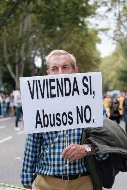 On binlerce insan 13 Ekim 2024 'te Madrid' de düzgün bir konut hakkı talep eden bir gösteriye katıldı.