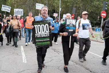 On binlerce insan 13 Ekim 2024 'te Madrid' de düzgün bir konut hakkı talep eden bir gösteriye katıldı.