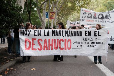 On binlerce insan 13 Ekim 2024 'te Madrid' de düzgün bir konut hakkı talep eden bir gösteriye katıldı.