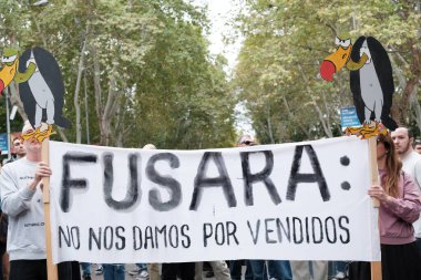 On binlerce insan 13 Ekim 2024 'te Madrid' de düzgün bir konut hakkı talep eden bir gösteriye katıldı.