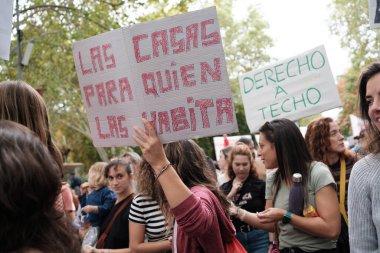 On binlerce insan 13 Ekim 2024 'te Madrid' de düzgün bir konut hakkı talep eden bir gösteriye katıldı.