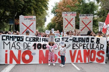 On binlerce insan 13 Ekim 2024 'te Madrid' de düzgün bir konut hakkı talep eden bir gösteriye katıldı.