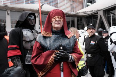 Madrid 'in merkezinde düzenlenen Yıldız Savaşları geçit töreninde giydirilen insanlar, 10 Ekim 2024 İspanya' da Star Wars Madrid kahramanları gibi giyinmiş 900 'den fazla insan sokaklarda geçit töreni yaptı.