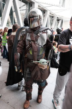 Madrid 'in merkezinde düzenlenen Yıldız Savaşları geçit töreninde giydirilen insanlar, 10 Ekim 2024 İspanya' da Star Wars Madrid kahramanları gibi giyinmiş 900 'den fazla insan sokaklarda geçit töreni yaptı.