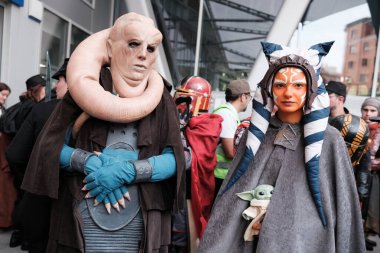 Madrid 'in merkezinde düzenlenen Yıldız Savaşları geçit töreninde giydirilen insanlar, 10 Ekim 2024 İspanya' da Star Wars Madrid kahramanları gibi giyinmiş 900 'den fazla insan sokaklarda geçit töreni yaptı.