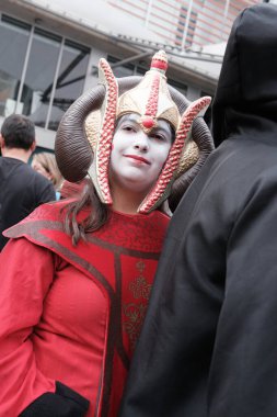 Madrid 'in merkezinde düzenlenen Yıldız Savaşları geçit töreninde giydirilen insanlar, 10 Ekim 2024 İspanya' da Star Wars Madrid kahramanları gibi giyinmiş 900 'den fazla insan sokaklarda geçit töreni yaptı.