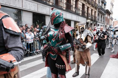 Madrid 'in merkezinde düzenlenen Yıldız Savaşları geçit töreninde giydirilen insanlar, 10 Ekim 2024 İspanya' da Star Wars Madrid kahramanları gibi giyinmiş 900 'den fazla insan sokaklarda geçit töreni yaptı.