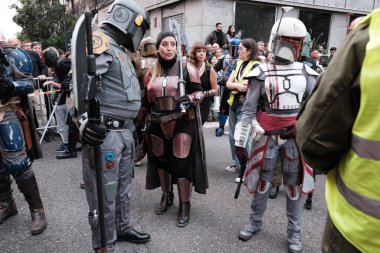 Madrid 'in merkezinde düzenlenen Yıldız Savaşları geçit töreninde giydirilen insanlar, 10 Ekim 2024 İspanya' da Star Wars Madrid kahramanları gibi giyinmiş 900 'den fazla insan sokaklarda geçit töreni yaptı.