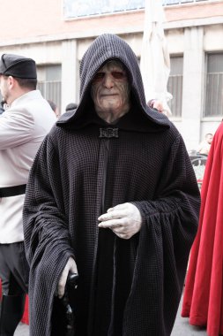 Madrid 'in merkezinde düzenlenen Yıldız Savaşları geçit töreninde giydirilen insanlar, 10 Ekim 2024 İspanya' da Star Wars Madrid kahramanları gibi giyinmiş 900 'den fazla insan sokaklarda geçit töreni yaptı.