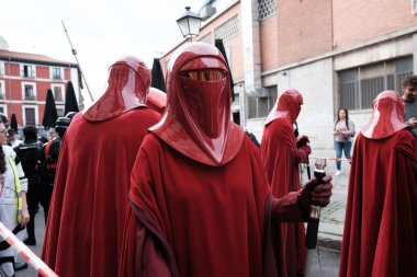 Madrid 'in merkezinde düzenlenen Yıldız Savaşları geçit töreninde giydirilen insanlar, 10 Ekim 2024 İspanya' da Star Wars Madrid kahramanları gibi giyinmiş 900 'den fazla insan sokaklarda geçit töreni yaptı.