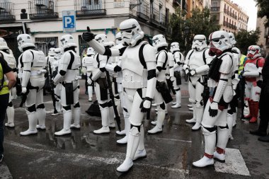 Madrid 'in merkezinde düzenlenen Yıldız Savaşları geçit töreninde giydirilen insanlar, 10 Ekim 2024 İspanya' da Star Wars Madrid kahramanları gibi giyinmiş 900 'den fazla insan sokaklarda geçit töreni yaptı.