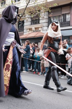 Madrid 'in merkezinde düzenlenen Yıldız Savaşları geçit töreninde giydirilen insanlar, 10 Ekim 2024 İspanya' da Star Wars Madrid kahramanları gibi giyinmiş 900 'den fazla insan sokaklarda geçit töreni yaptı.